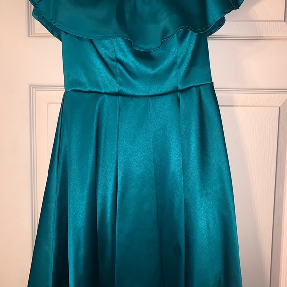 Satin Homecoming/prom dress. Size 1. Emerald green - Picture 4 of 4
